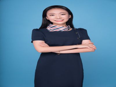 石秋童:美術(shù)，畢業(yè)于四川美術(shù)學(xué)院，成績(jī)優(yōu)異，獲得四川美術(shù)學(xué)院畢業(yè)設(shè)計(jì)學(xué)院獎(jiǎng)，大學(xué)期間在心田美術(shù)兼職兩年，有豐富的教學(xué)經(jīng)驗(yàn)。