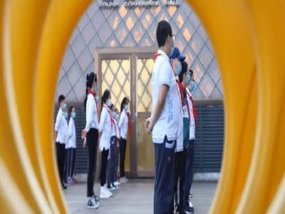 一米之外—— 隔離病毒，不隔離愛