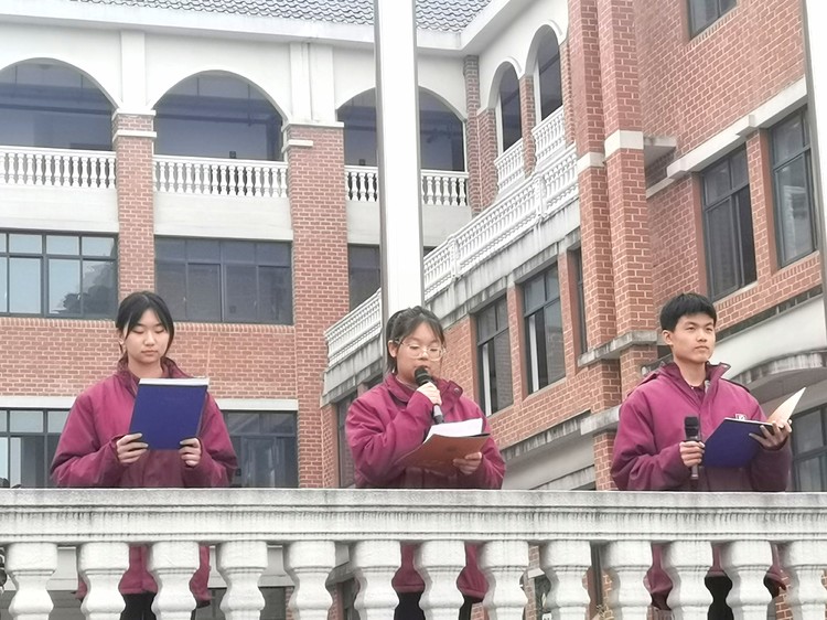 德育之窗|奮斗的青春——2022年秋期 第13周?chē)?guó)旗下講話